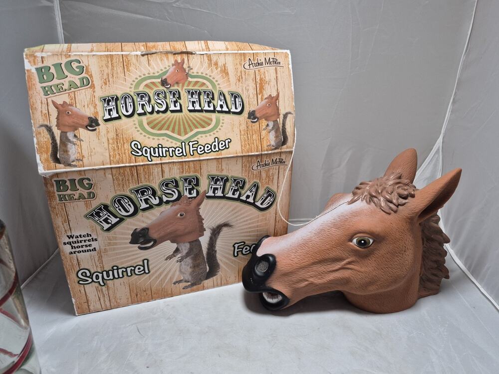 💥 Archie McPhee Big Head Horse Head Squirrel Feeder Gag Gift Vinyl A7